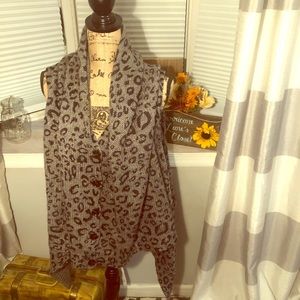 BCBG MAXAZRIA SWEATER VEST/SHAWL